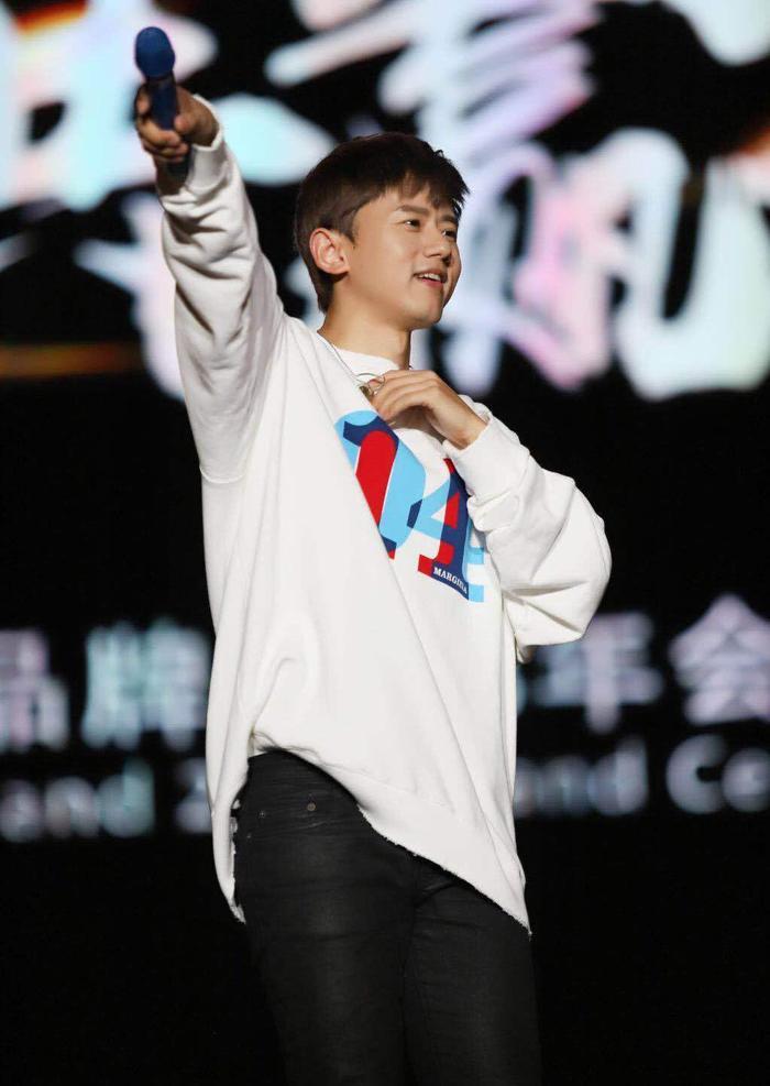 张杰谢娜首晒双胞胎女儿照片，肉嘟嘟的样子可爱极了