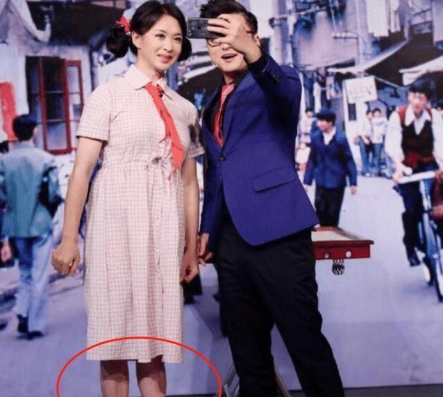 金星真人到底啥样？上身很有“女人味”，下面却是一双这样的腿