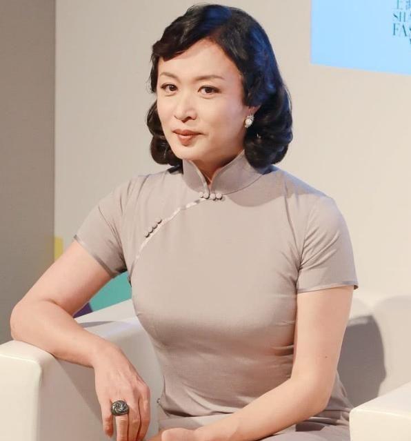 金星真人到底啥样？上身很有“女人味”，下面却是一双这样的腿