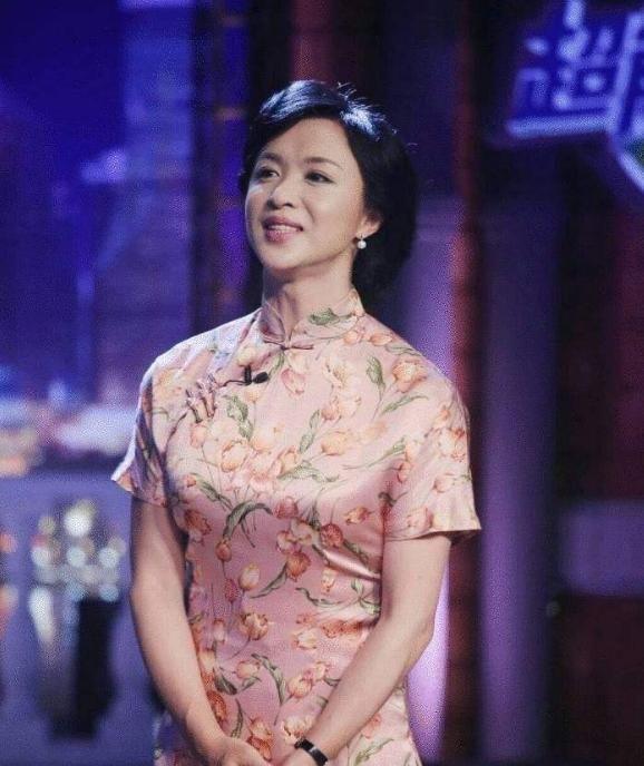 金星真人到底啥样？上身很有“女人味”，下面却是一双这样的腿