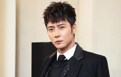 ​洪欣挽张丹峰手臂逛街，男方被指黑脸，洪欣“做小伏低”被无视？