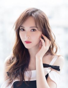 ​糖糖唐嫣童年照，小脸肉嘟嘟笑容甜美大长腿抢镜，活捉一枚小可爱