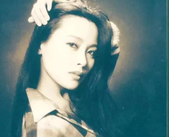 和许晴是大学同学，出道三十年零绯闻，却偷偷迎娶了百花影后