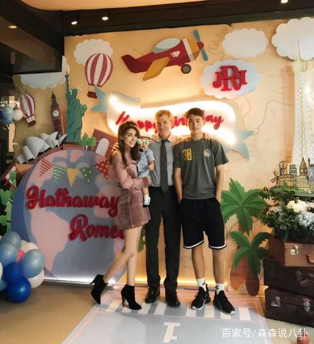 昆凌现身为爸爸庆祝生日，父女俩笑容满面同框出镜显温馨！