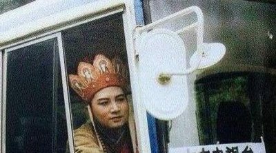 ​西游记仨唐僧剧照，一个抽烟、一个坐公交车、一个与杨洁情同母子