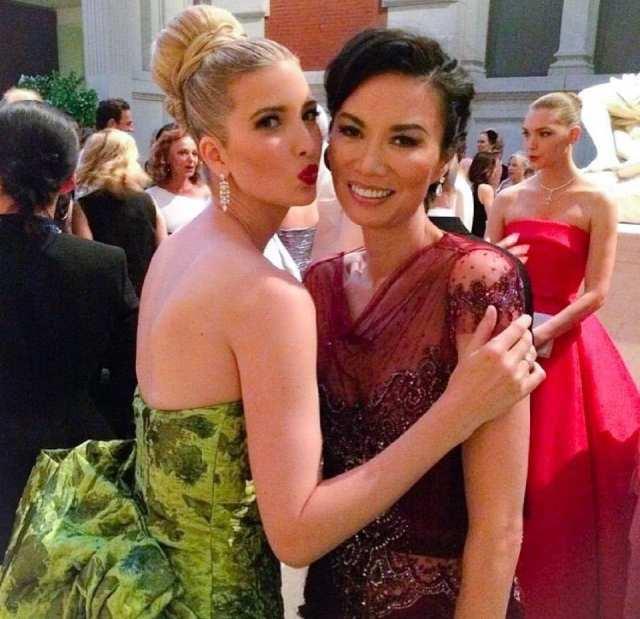 俩女儿为邓文迪庆祝50岁生日，母女同框似姐妹，邓文迪凭魅力胜出