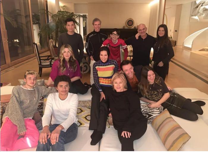 俩女儿为邓文迪庆祝50岁生日，母女同框似姐妹，邓文迪凭魅力胜出