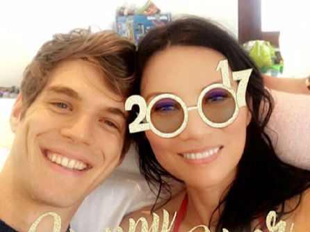 俩女儿为邓文迪庆祝50岁生日，母女同框似姐妹，邓文迪凭魅力胜出