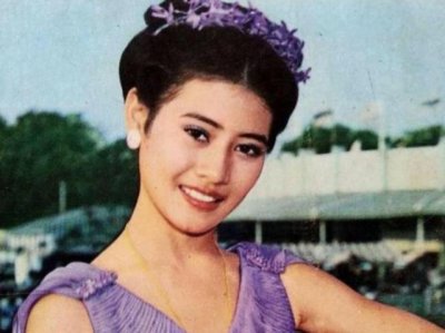 ​泰国二王妃有多美？17岁照片曝光太惊艳，难怪泰王为她抛弃发妻