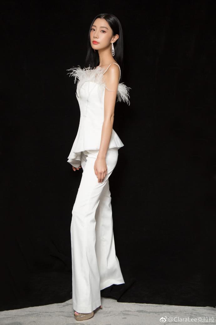 《情圣》中的红衣女郎克拉拉，现实生活中也太美了吧