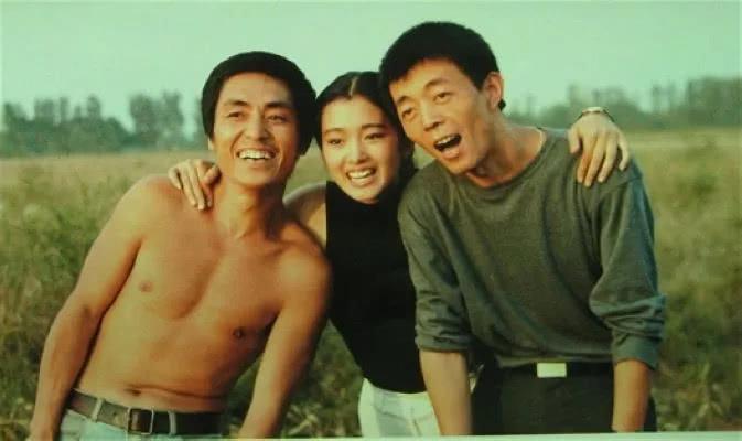 导演张艺谋28岁大学学籍表曝光 和巩俐顾长卫合影身材超棒！