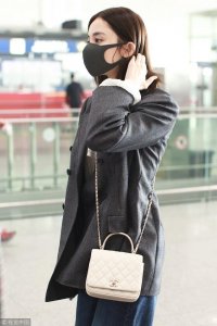 ​娜扎现身机场不当小仙女  穿“爸爸西装”配牛仔裤帅得一塌糊涂