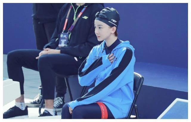 陈小纭被吐槽“发育过猛”?当年游泳旧照被疯传:这谁能扛得住!