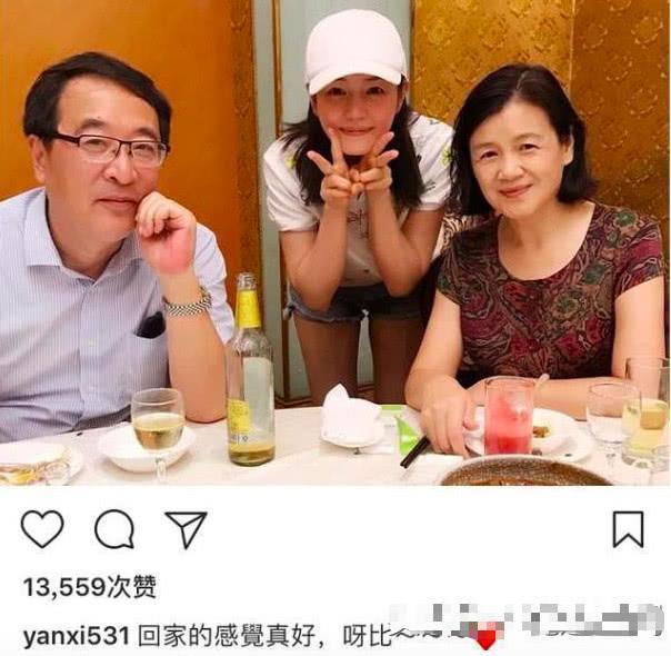 陈妍希盛装打扮吃西餐,长发披肩显优雅,托腮合影不忘撒狗粮!