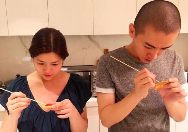 陈妍希盛装打扮吃西餐,长发披肩显优雅,托腮合影不忘撒狗粮!