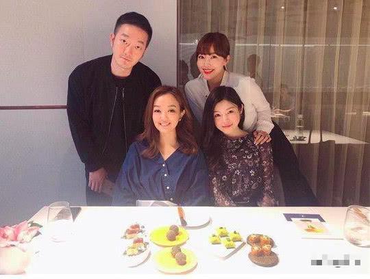 陈妍希盛装打扮吃西餐,长发披肩显优雅,托腮合影不忘撒狗粮!