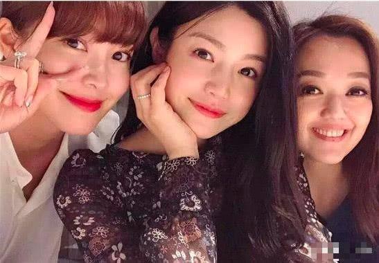 陈妍希盛装打扮吃西餐,长发披肩显优雅,托腮合影不忘撒狗粮!