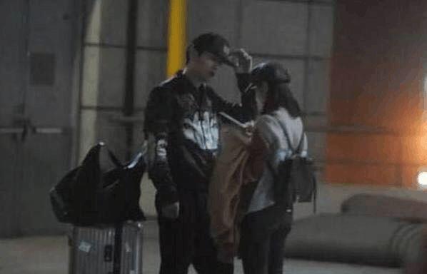 陈晓陈妍希现身机场,深夜争吵不断,陈妍希一个动作陈晓乐开花