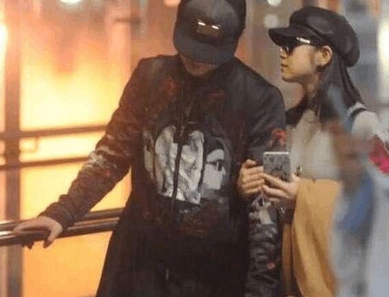 陈晓陈妍希现身机场,深夜争吵不断,陈妍希一个动作陈晓乐开花