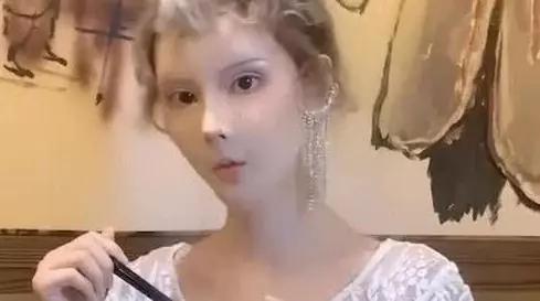 迪丽拉外出吃火锅,意外暴露了素颜,网友:还是化上妆吧!