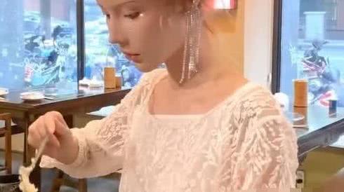 迪丽拉外出吃火锅,意外暴露了素颜,网友:还是化上妆吧!