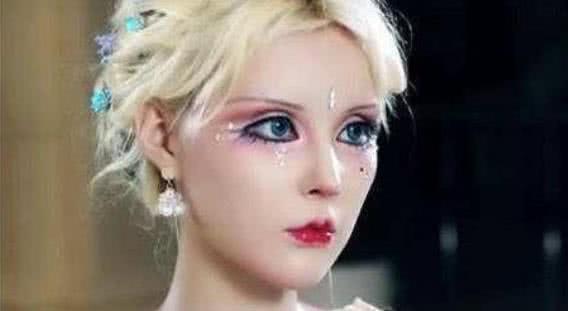 迪丽拉外出吃火锅,意外暴露了素颜,网友:还是化上妆吧!