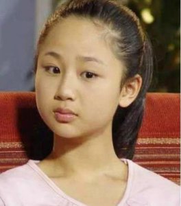 ​杨紫童年照曝光，豪宅才是亮点，家里是真有钱！