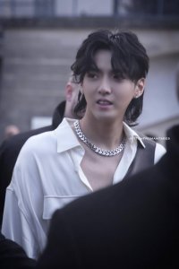 ​吴亦凡与林俊杰、吴彦祖合影，被赞帅过一众男神，如仙子下凡！