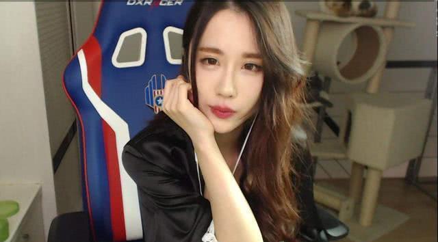 轩子巨二兔在直播“这样”说话的原因,网友:心疼,但是没办法!