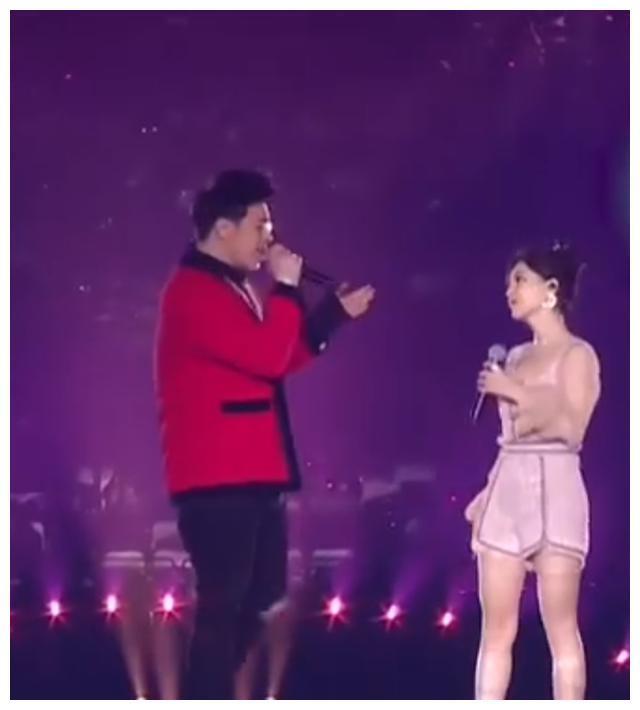 冯提莫潘玮柏同框身高引争议,脱掉鞋子后,能有137cm?