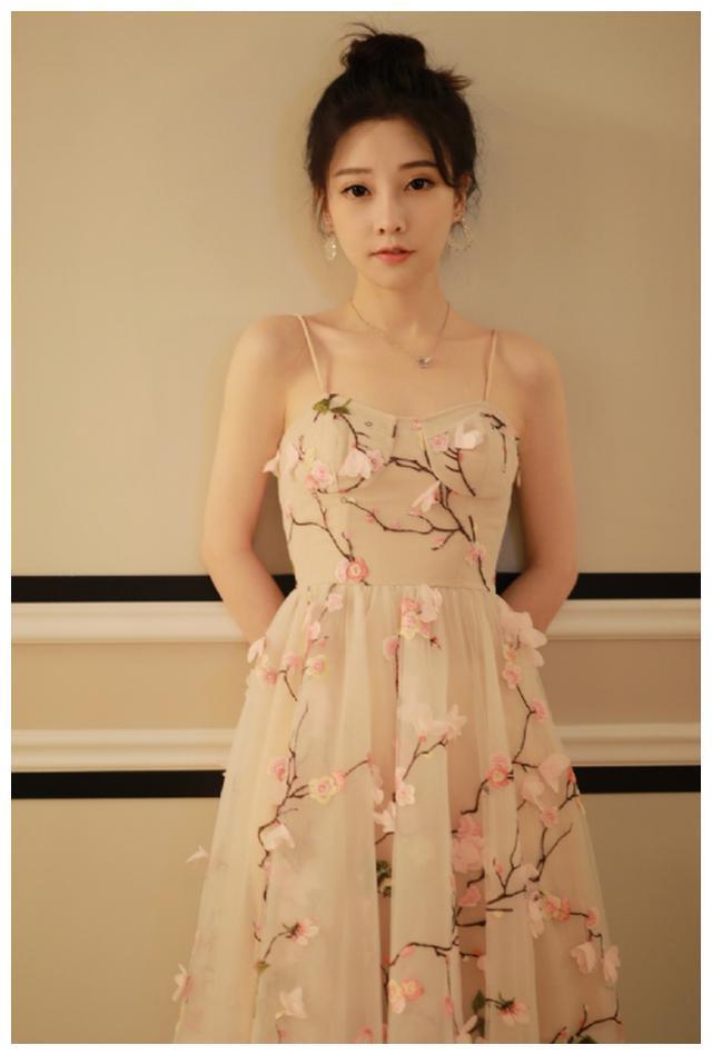 冯提莫潘玮柏同框身高引争议,脱掉鞋子后,能有137cm?