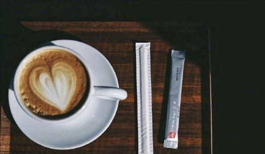 你是我患得患失的梦,我是你可有可无的人;我说你好,你说打扰