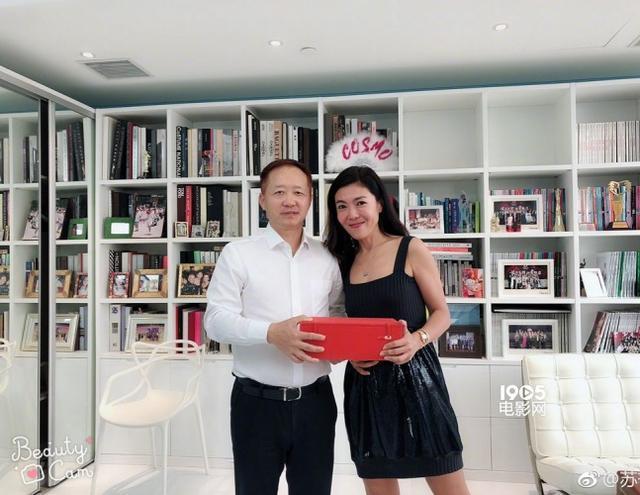 苏芒正式离职时尚集团 与同事亲密合照破不合传闻