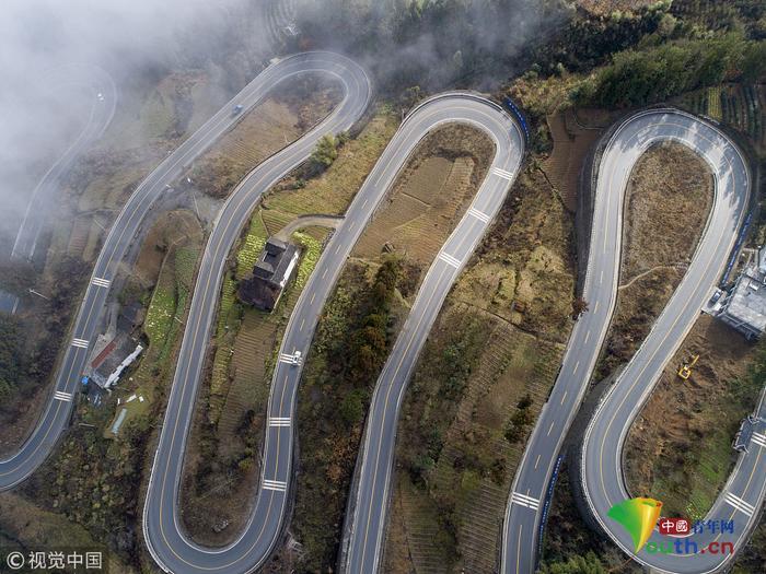 航拍湖北恩施“十大拐”公路 宛如玉带缠山腰