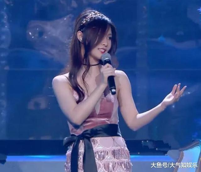 网红阿冷再次上节目被嘲, 网友纷纷表示: 这粉得多厚?