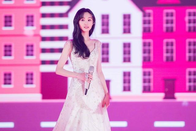 郑爽新剧《樱花季节遇见你》,男主一公开网友就炸锅,还是个新人