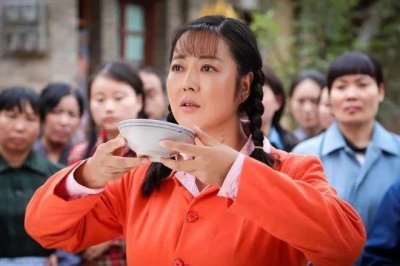 ​她被誉乡村剧女神，为拍戏不惜放弃自己孩子，如今无戏可拍