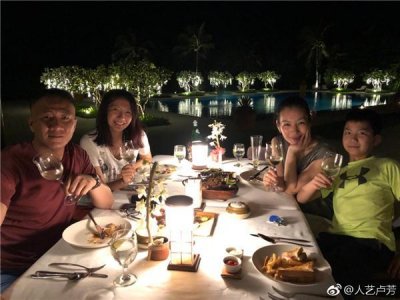 ​卢芳晒全家福为胡军庆生 九儿个头快赶上爸爸大长腿抢镜