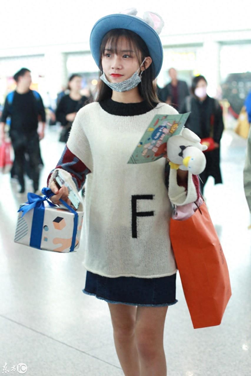 《创造101》最好看的妹纸之一陈意涵牛仔短裙大秀美腿