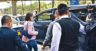 ​中国最富有萝莉十岁身价过十亿，豪车塞满车库，网友：还缺司机不