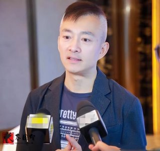 ​51岁前央视主持人亚宁近照，多年之后，满头白发还是那么的帅
