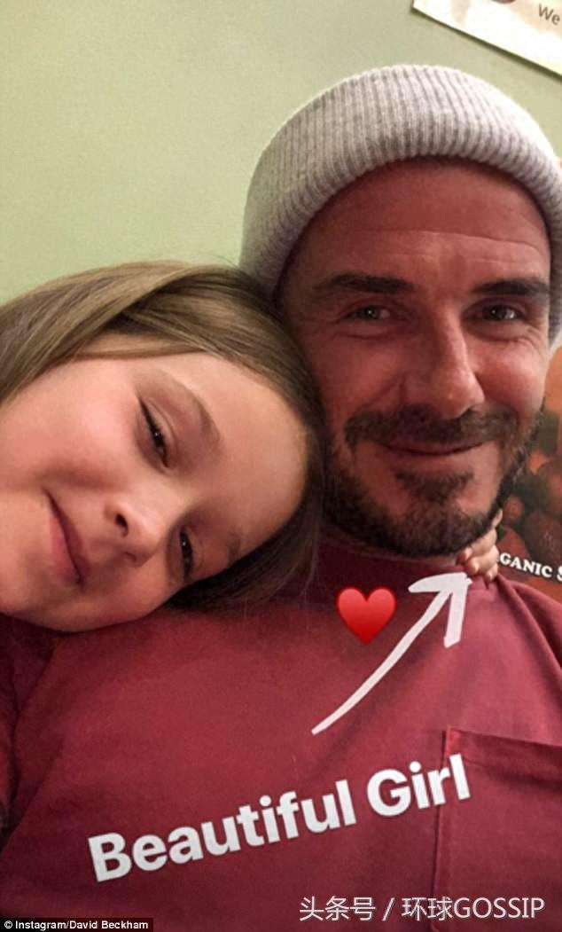 “小七”变身“美发师”,给贝克汉姆洗头、给贝嫂梳头,这家好甜