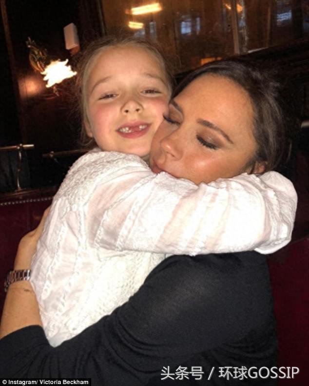 “小七”变身“美发师”,给贝克汉姆洗头、给贝嫂梳头,这家好甜