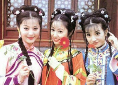 ​《还珠格格》中呆萌的柳青，如今比黄晓明还帅，还当上了导演