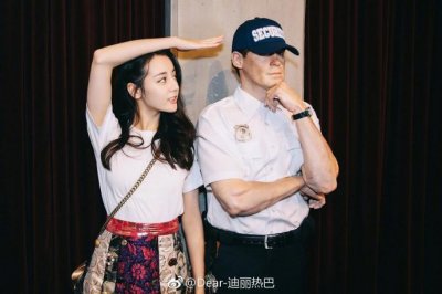 ​迪丽热巴与蜡像比身高，粉丝：你这样岂不是暴露了自己的身高