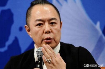 ​张铁林舌吻小陶红，黄晓明舔大S耳朵，网友直呼太辣眼