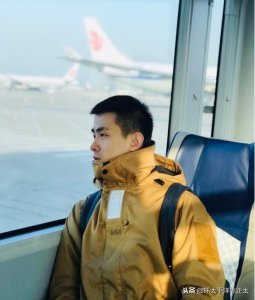 ​来了老弟！赵继伟落地遭女球迷熊抱，还好历尽千帆，归来仍是少年