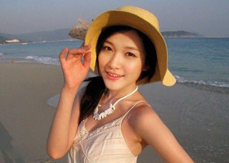 张子琪身材傲人，智慧瑞丽，以甜美梨涡浅笑与稳定表现征服了评委