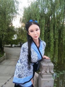 ​香港网红模特李宓儿现身《新锁清秋》剧组