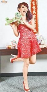 ​官恩娜：从模特到歌手的华丽人生与比基尼魅力